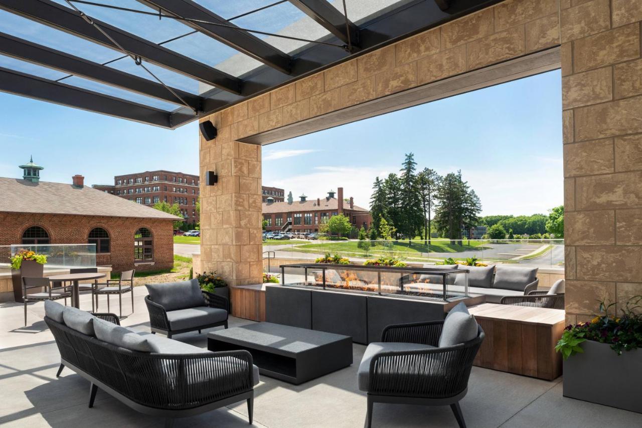 Springhill Suites By Marriott Milwaukee West/Уауатоса Екстериор снимка