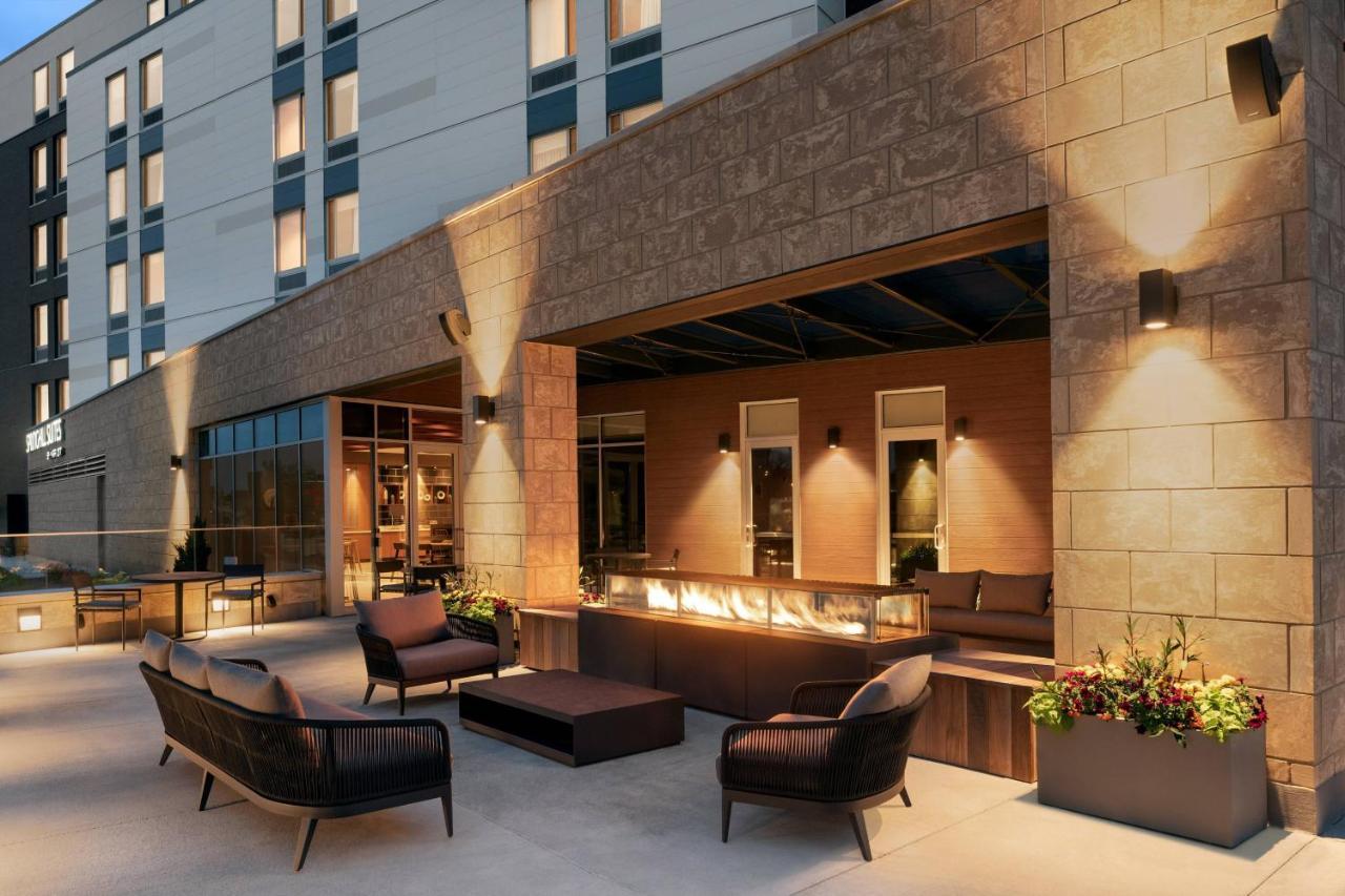 Springhill Suites By Marriott Milwaukee West/Уауатоса Екстериор снимка