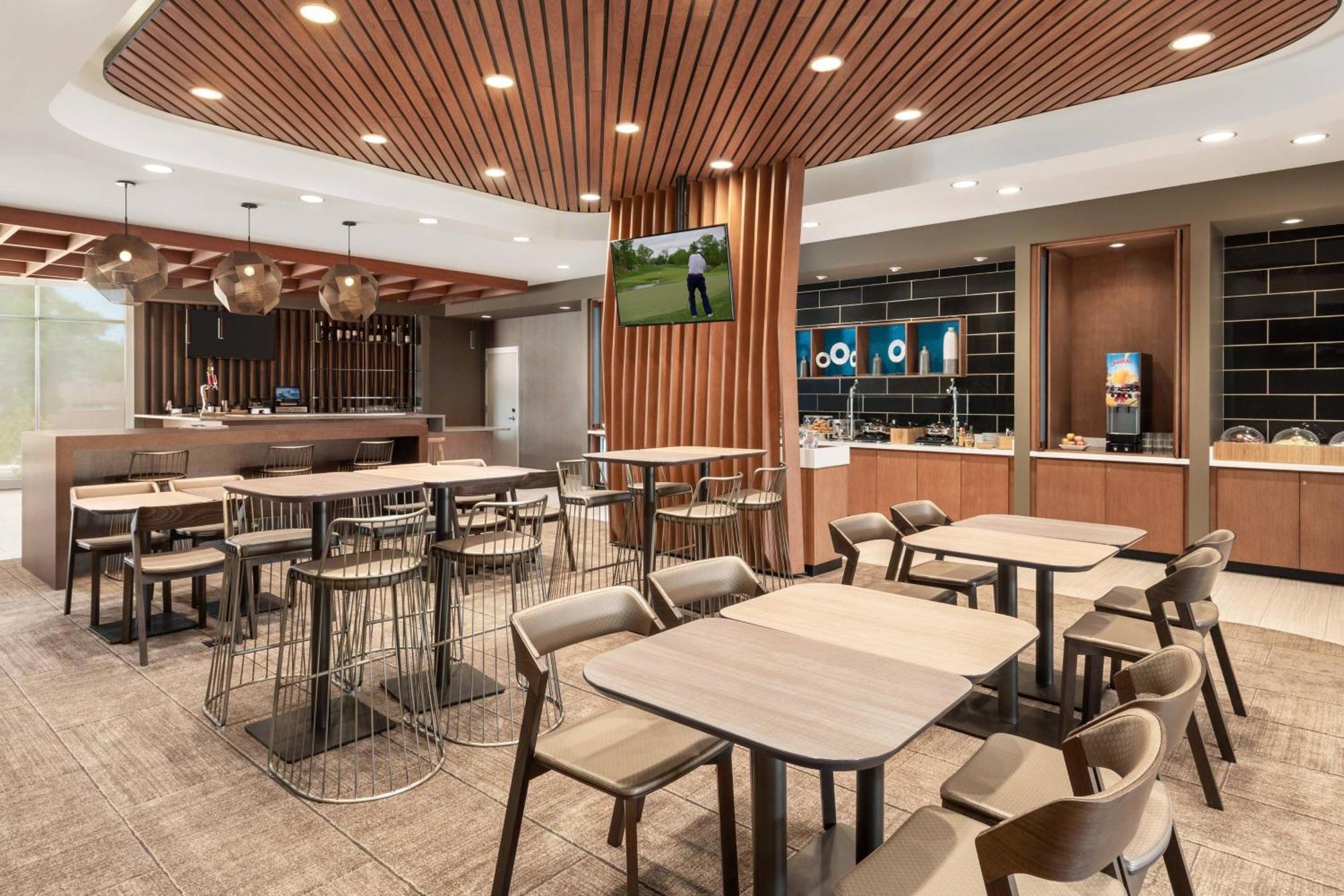 Springhill Suites By Marriott Milwaukee West/Уауатоса Екстериор снимка