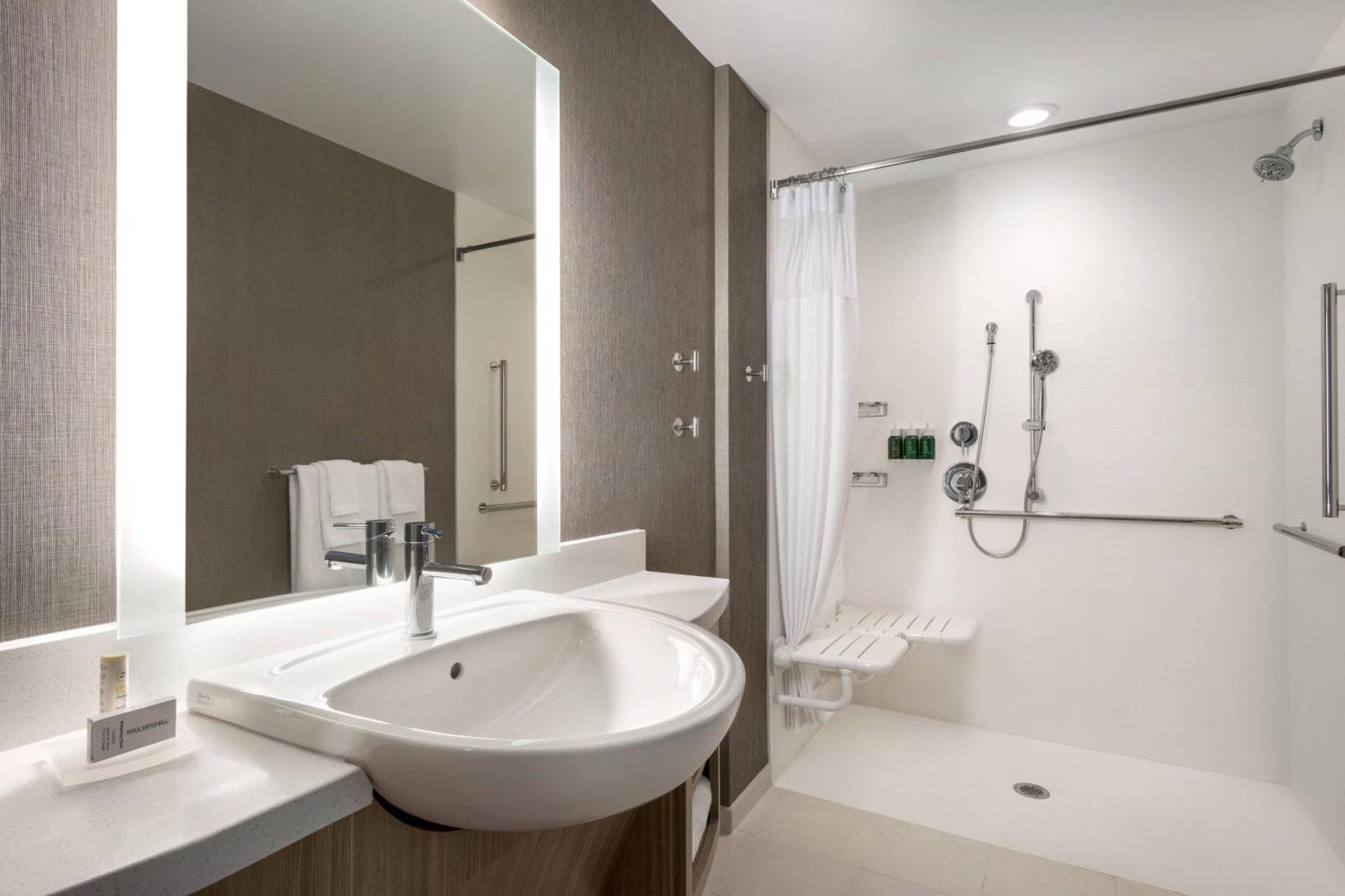 Springhill Suites By Marriott Milwaukee West/Уауатоса Екстериор снимка