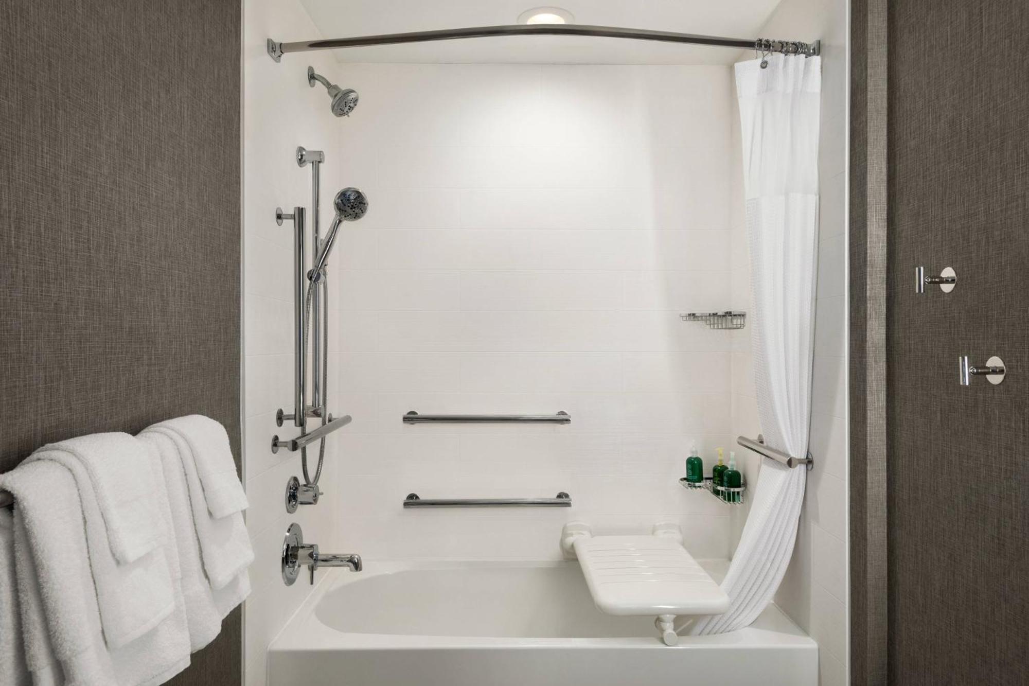 Springhill Suites By Marriott Milwaukee West/Уауатоса Екстериор снимка
