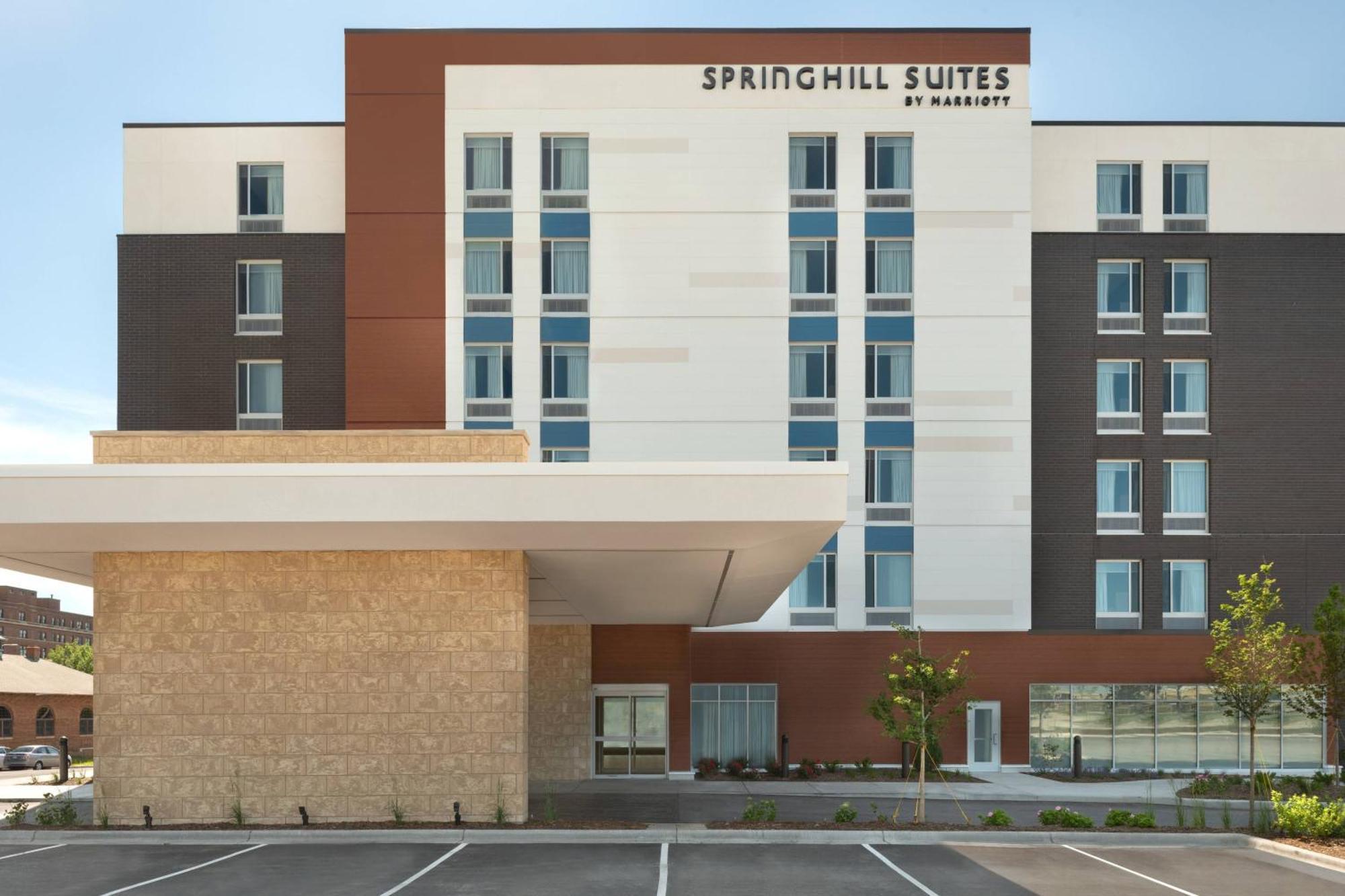 Springhill Suites By Marriott Milwaukee West/Уауатоса Екстериор снимка